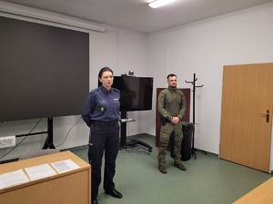 policjanci podczas zajeć w szkole siedzą w ławkach i stoja na apelu