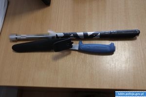 zabezpieczony nóż leżacy na stole