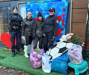 Policjantki z pracownikami schroniska i przywiezionymi rzeczami