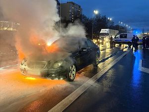Czynności policjantów na miejscu pożaru pojazdu