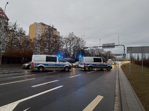 Czynności policjantów na miejscu pożaru pojazdu
