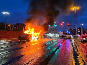 Czynności policjantów na miejscu pożaru pojazdu
