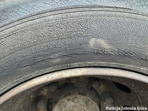 zniszczona opona samochodu ciężarowego