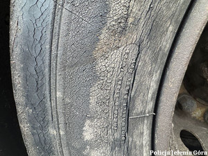 zniszczona opona samochodu ciężarowego