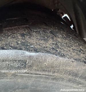 zniszczona opona samochodu ciężarowego