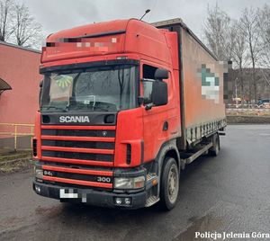 zniszczona opona samochodu ciężarowego