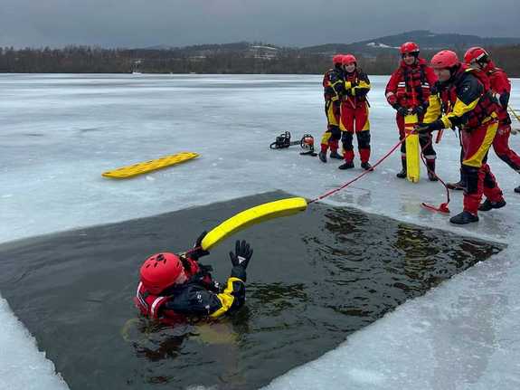 ćwiczenia na lodzie służb