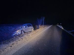 Pojazd który wpadł do rowu