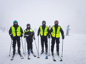 Policjanci na nartach na stoku