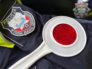 kurtka policyjna z naszywką policji i na niej tarcza policyjna