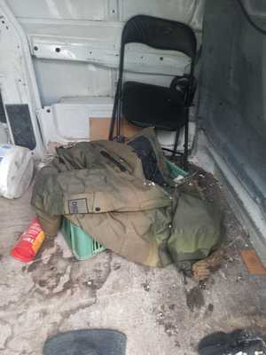 Kierowca stracił panowanie nad pojazdem – uderzył w przydrożne drzewo. W chwili zdarzenia jeden z pasażerów znajdował się w przestrzeni bagażowej