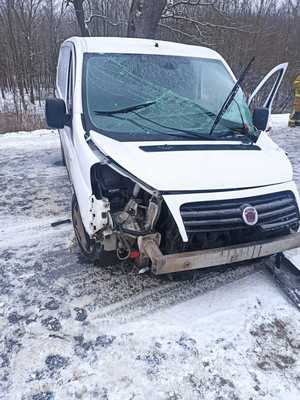 Kierowca stracił panowanie nad pojazdem – uderzył w przydrożne drzewo. W chwili zdarzenia jeden z pasażerów znajdował się w przestrzeni bagażowej