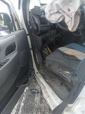 Kierowca stracił panowanie nad pojazdem – uderzył w przydrożne drzewo. W chwili zdarzenia jeden z pasażerów znajdował się w przestrzeni bagażowej