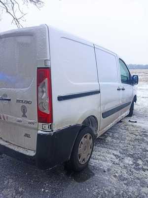 Kierowca stracił panowanie nad pojazdem – uderzył w przydrożne drzewo. W chwili zdarzenia jeden z pasażerów znajdował się w przestrzeni bagażowej