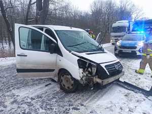 Kierowca stracił panowanie nad pojazdem – uderzył w przydrożne drzewo. W chwili zdarzenia jeden z pasażerów znajdował się w przestrzeni bagażowej