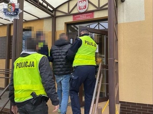 prowadzenie zatrzymanego meżczyzny
