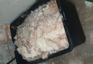 zabezpieczone narkotyki podczas akcji policyjnej leżące na regałach