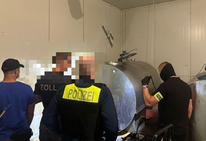 zabezpieczone narkotyki podczas akcji policyjnej leżące na regałach