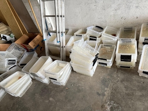 zabezpieczone narkotyki podczas akcji policyjnej leżące na regałach