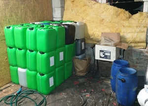 zabezpieczone narkotyki podczas akcji policyjnej leżące na regałach