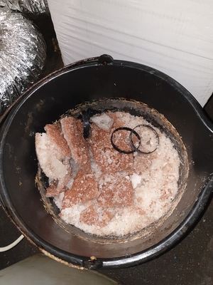 zabezpieczone narkotyki podczas akcji policyjnej leżące na regałach