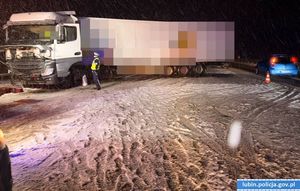 Ciężarówka w poprzek drogi ekspresowej