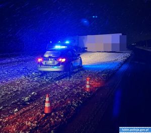 Ciężarówka w poprzek drogi ekspresowej