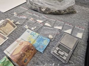 banknoty i narkotyki w woreczkach