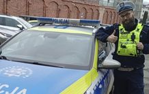 policjant przy radiowozie