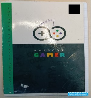 policjasnt prowadzi zatrzymanego męczyzne