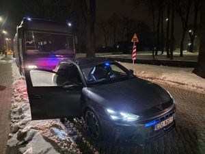 zatrzyamny autobus a przed nieoznakowany radiowóz