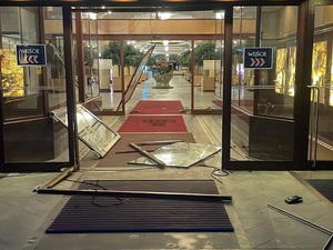 zniszczenia spowodowane wjazd mazdy do hotelu