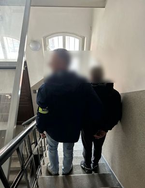 prowadzenie zatrzymanego mężczyzny