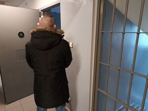ZATRZYMANY MĘŻCZYZNA STOJĄCY TYŁEM
