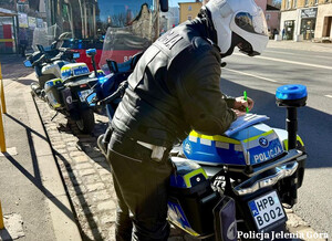 Policjant przy motorach policyjnych