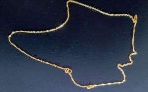 złoty łańcuszek leżący na stole