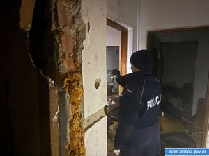 dzielnicowy sprawdzający zaniedbane mieszkanie