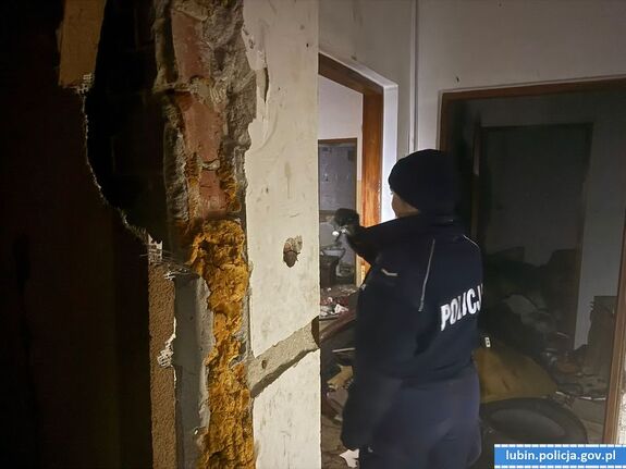 dzielnicowy sprawdzający zaniedbane mieszkanie