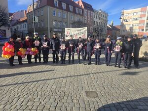 policjanci podczas festynu z napisem STOP PRZEMOCY