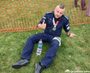 policjant Jarosław Rutka podczas biegów wyzwań