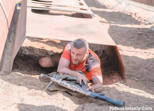 policjant Jarosław Rutka podczas biegów wyzwań