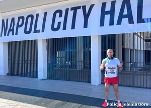 policjant Jarosław Rutka podczas biegów wyzwań