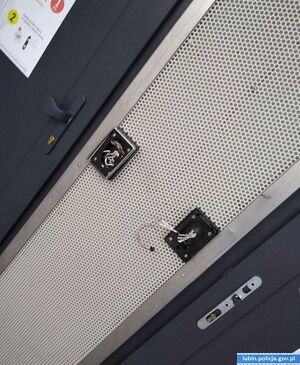 zdewastowane czytniki wejścia