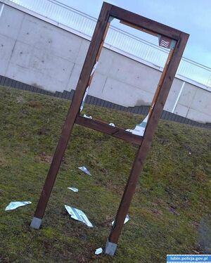 zniszczona tablica informacyjna