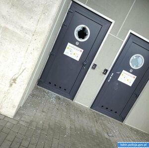 wybite szyby w oknach w drzwiach