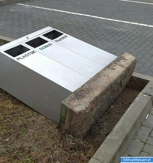 wyrwane zabetonowane śmietniki