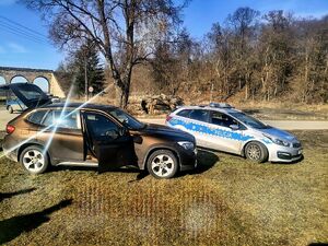 radiowóz z zatrzymanym samochodem