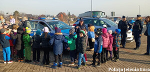 policjanci z dziećmi na festynie