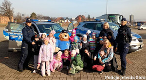 policjanci z dziećmi na festynie pozują do wspólnego zdjęcia