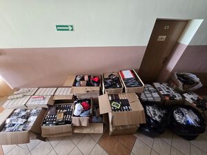 Nielegalne papierosy, tytoń i podrabiana odzież zabezpieczone przez policjantów ze Zgorzelca